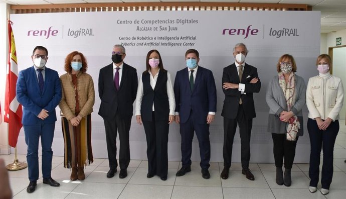 El consejero de Fomento de C-LM, Nacho Hernando, y el presidente de Renfe, Isaías Táboas, en el Centro de Competencias Digitales de Alcázar de San Juan