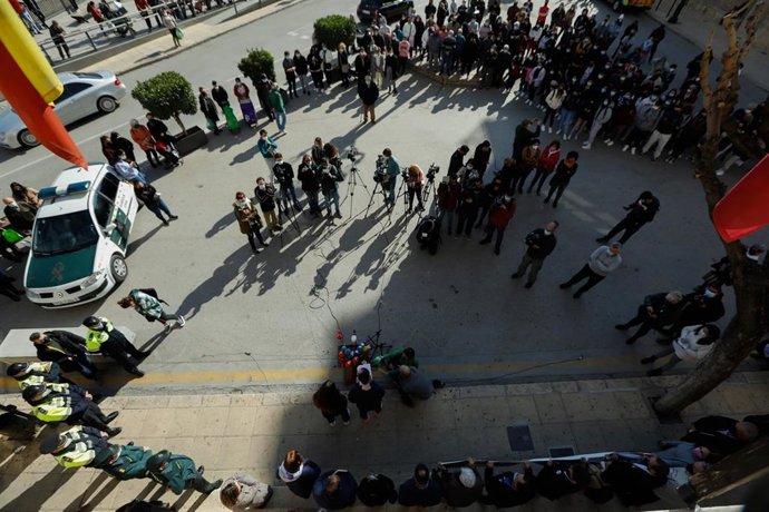 Más de un centenar de personas se concentran en Totana (Murcia) en repulsa por el asesinato de una menor de 17 años