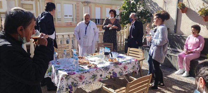 Un momento de la visita de los responsables de la Consejería de Salud y Familias de la Junta de Andalucía al Hogar Asun Almajano de Córdoba.