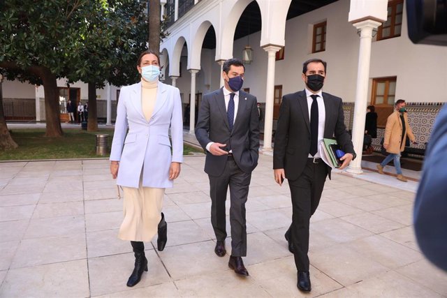 Juanma Moreno, este miércoles flanqueado por Loles López y José Antonio Nieto