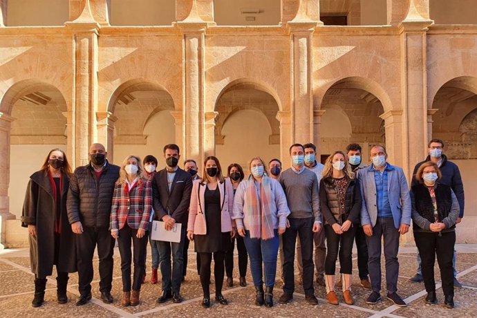 La presidenta del PP de Baleares, Marga Prohens, con los representantes del grupo.