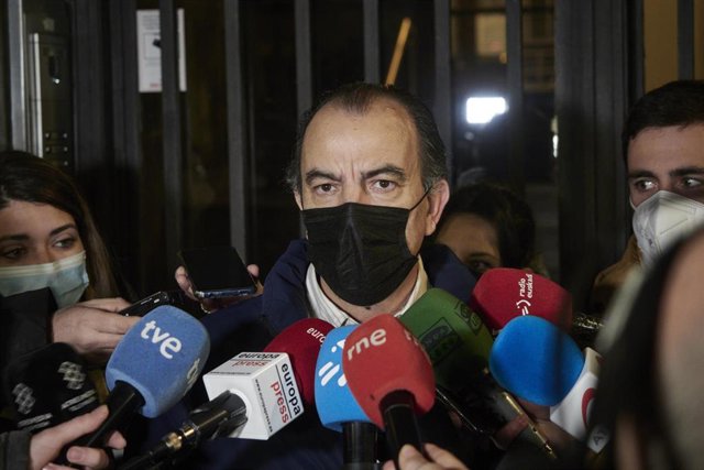 El Comité de Garantía de UPN propone suspender de la militancia a Adanero y Sayas por dos años y medio El diputado de la formación regionalista Carlos García Adanero realiza declaraciones a los medios de comunicación a su salida hacia la sede de la UPN el 7 de febrero de 2022 en Pamplona, Navarra (España). El Comité de Garantía y Disciplina de la UPN se reúne con el
