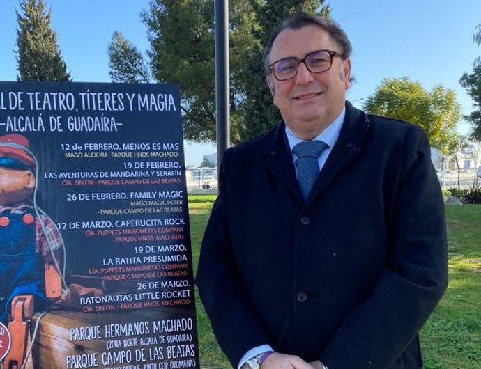 El delegado de Cultura del Ayuntamiento de Alcalá de Guadaíra, Enrique Pavó, ha presentado este miércoles la programación.