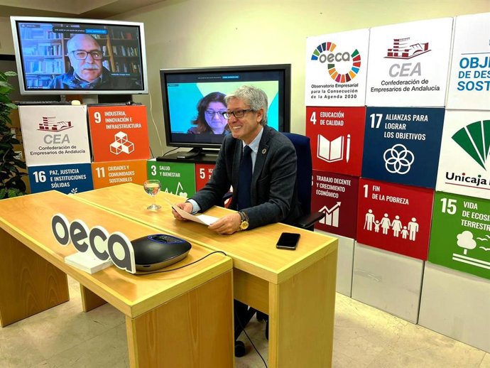 El director de OECA, Manuel Bellido, como moderador en una sesión de Diálogos OECA