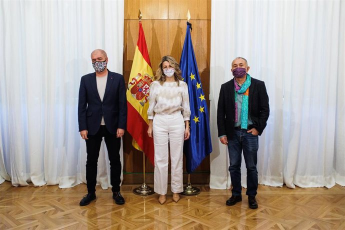  El secretario general del sindicato CCOO, Unai Sordo; la vicepresidenta segunda del Gobierno y ministra de Trabajo y, Yolanda Díaz y el secretario general de UGT, Pepe Álvarez, tras su reunión en la sede del Ministerio este miércoles.