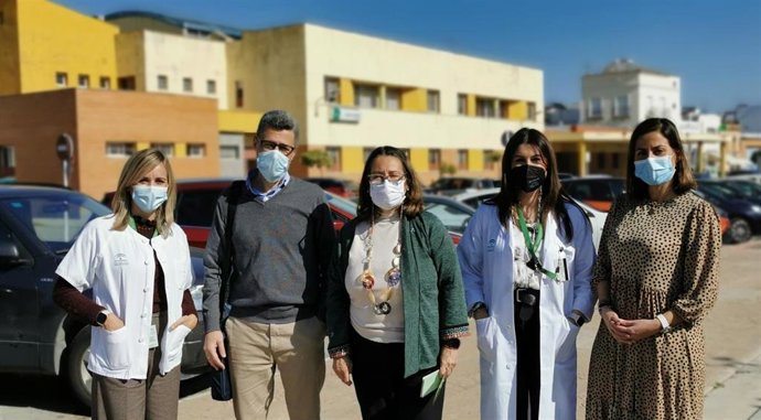 Visita de la delegada territorial de Salud y Familias en Sevilla, Regina Serrano, a los centros de salud de Los Palacios y Villafranca.
