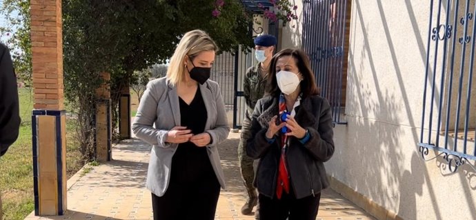 La alcaldesa de Alcalá de Guadaíra, Ana Isabel Jiménez, y la ministra de Defensa, Margarita Robles, han mantenido un encuentro este miércoles.