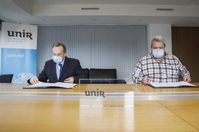 José María Vázquez García-Peñuela, rector de UNIR, y José Antonio Carrillo Adán, consejero delegado ALIANZA PETSALUD. Grupo Vetersalud, han rubricado el acuerdo