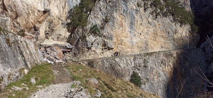 Derrumbe de tierra en un tramo de la Ruta del Cares en Picos de Europa.