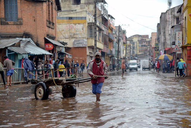 Calle inundada en Antananativo tras el paso del ciclón 'Batsirai'