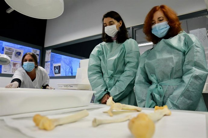 La ministra de Justicia, Pilar Llop (c), y la directora general para el Servicio Público de Justicia, Maria ngels García Vidal (d), durante una visita por el Instituto Nacional de Toxicología y Ciencias Forenses (INTCF)