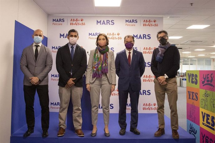 Visita de la ministra Reyes Maroto a la fábrica de alimentos para mascotas de Mars en Arévalo.