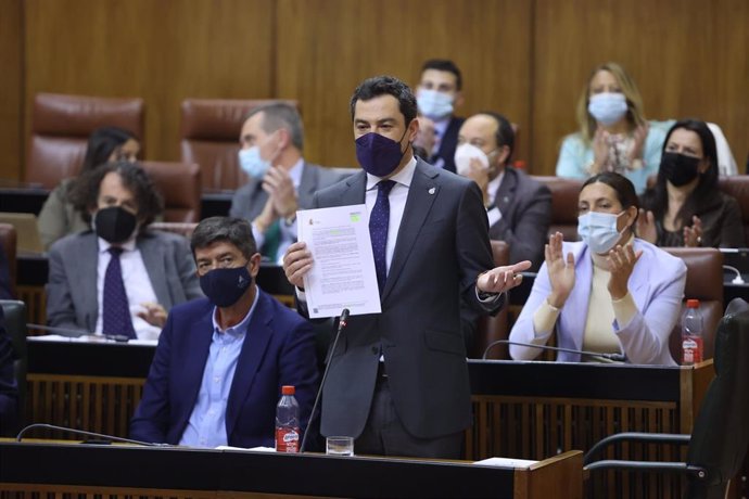 El presidente de la Junta, Juanma Moreno, en el Pleno del Parlamento andaluz.