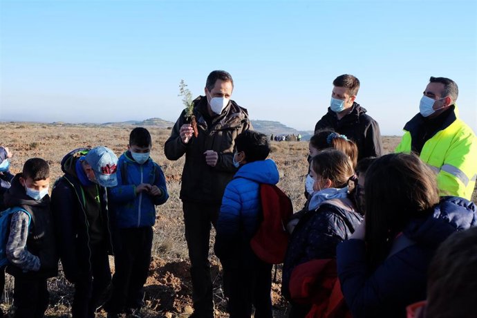 Un grupo de escolares turiasonenses duranta la jornada de plantación