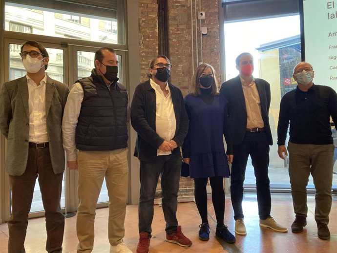 La presidenta del Govern balear, Francia Armengol, este miércoles en su visita a la sede de CC.OO. De Catalunya