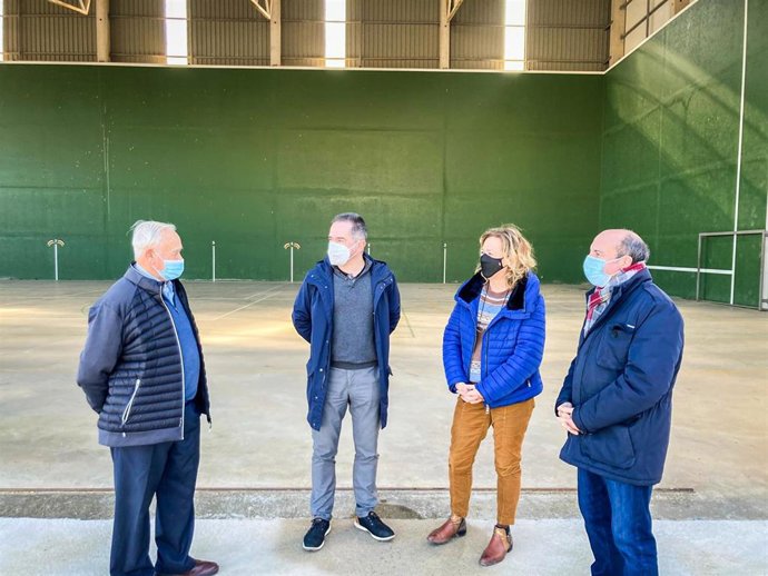 Madorrán y Urquía visitan diferentes instalaciones deportivas y viarias en los municipios del Valle de Ocón