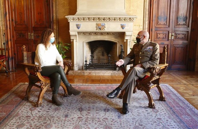 La presidenta del Consell de Mallorca, Catalina Cladera, durante la audiencia al comandante general de Baleares, Fernando García Blázquez.