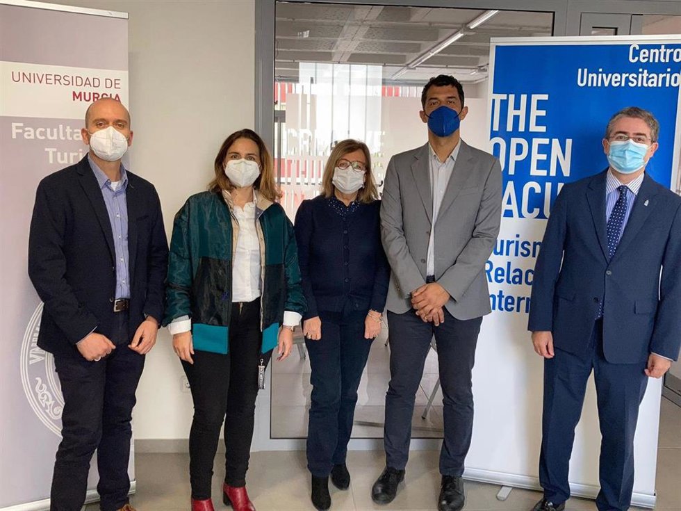 La nueva escuela de Turismo de la UMU hace 'su presentación' a las autoridades