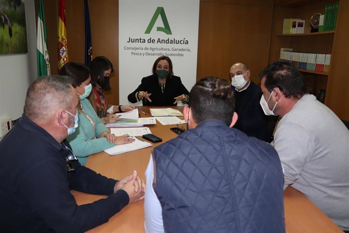 Reunión de la viceconsejera de Pesca, Ana Corredera, con los riacheros