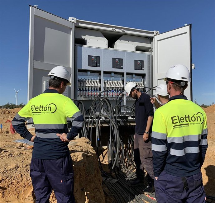 Técnicos de la empresa Elettón