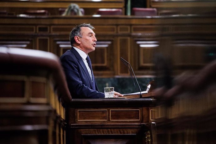 El secretario de Estado para la Agenda 2030 y secretario general del Partido Comunista, Enrique Santiago, interviene en una sesión plenaria, en el Congreso de los Diputados, a 1 de febrero de 2022, en Madrid (España).