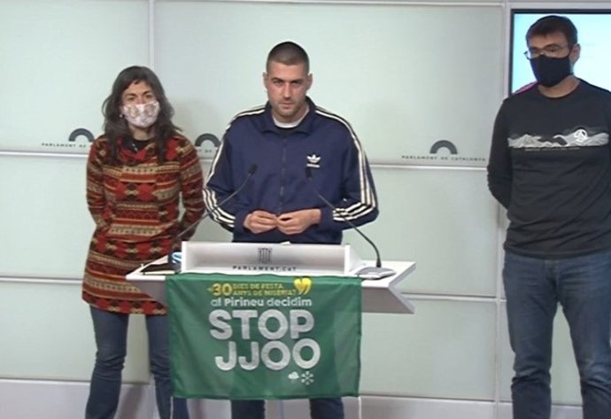 El portavoz de la plataforma Stop Jocs Olímpics, Bernat Lavaquiol, en rueda de prensa en el Parlament a 9 de febrero de 2022.