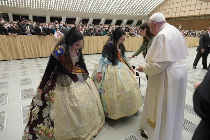 El papa Francisco recibe a las Falleras Mayores de Valncia 2022