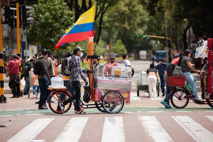 Archivo - Una marcha a su paso por Bogotá el pasado mes de octubre.