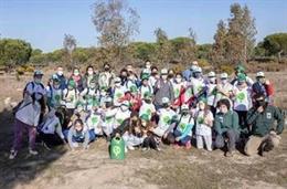 50 Alumnos Del CEIP Marismas De Hinojos Han Trabajado Con Los Equipos De WWF Y De Ecovidrio Para Llevar A Cabo Las Labores De Plantación De Especies Autóctonas, En Colaboración Con La Junta.