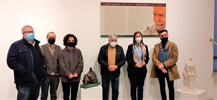 La delegada de Cultura y Patrimonio Histórico, Cristina Casanueva (segunda por la dcha.), en la exposición 'Área de descanso' en el Teatro Cómico.
