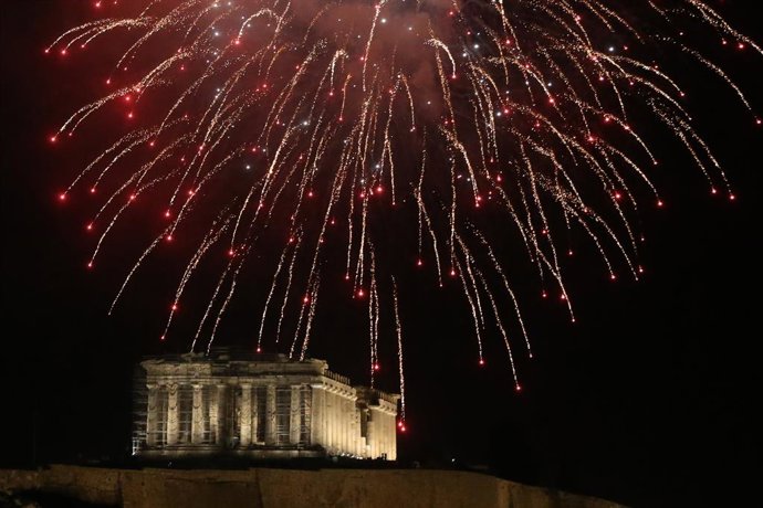 Archivo - Vista de la Acrópolis de Atenas bajo los fuegos artificiales