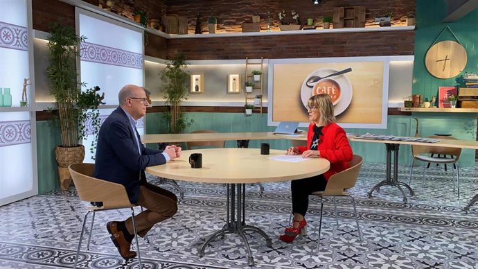 Archivo - El diputado del PSC en el Congreso José Zaragoza y la periodista Gemma Nierga en una entrevista, en una imagen de archivo.