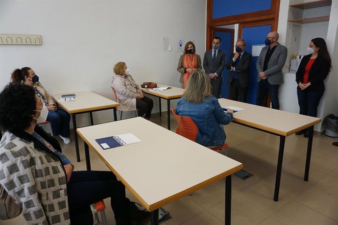 La Consejera De Empleo, Rocío Blanco, Y El Delegado De Empleo, Ángel Herrador, Junto Con El Presidente De CECO, Antonio Díaz, En Una Visita El Año Pasado A Uno De Los Cursos Del FP Para El Empleo Impartidos Por Esta Entidad
