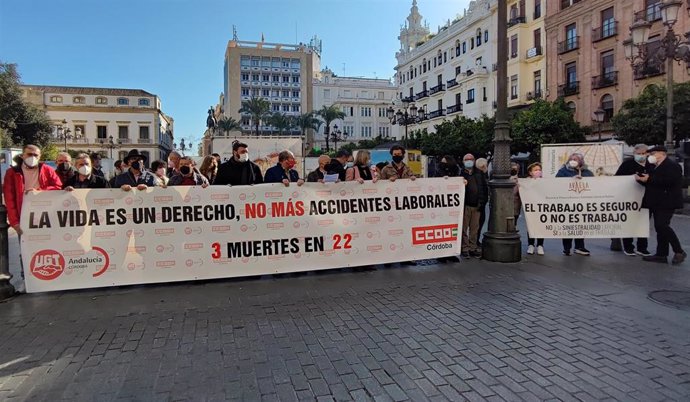 Los sindicatos se concentran en la Plaza de las Tendillas de Córdoba para mostrar su pesar por los dos últimos trabajadores fallecidos a causa de la siniestralidad laboral en la provincia.