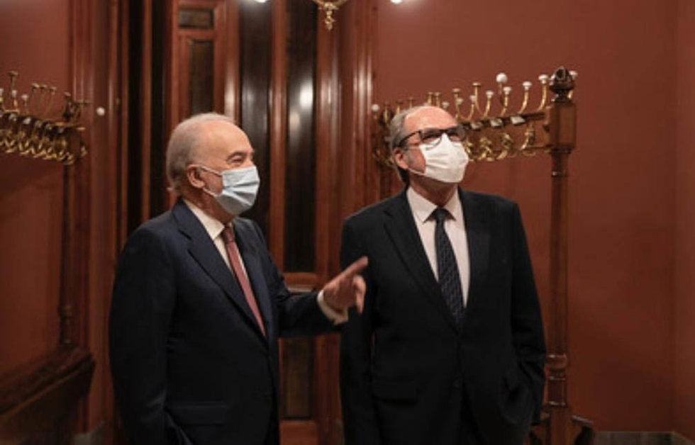 El director de la Real Academia Española (RAE), Santiago Muñoz Machado, y el Defensor del Pueblo, Ángel Gabilondo, en la sede de la RAE