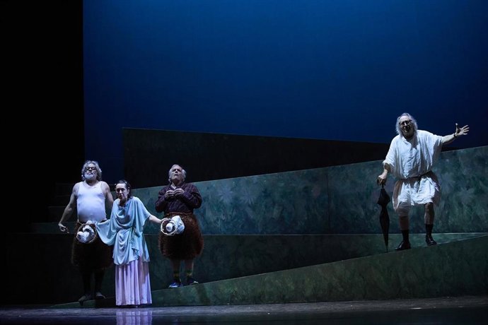 El actor y director de la compañía de teatro Els Joglars, Ramón Fontser, en la representación de la obra '¡Que salga Aristófanes!' junto a otros actores, en los Teatros Canal, a 9 de febrero de 2022, en Madrid (España). 