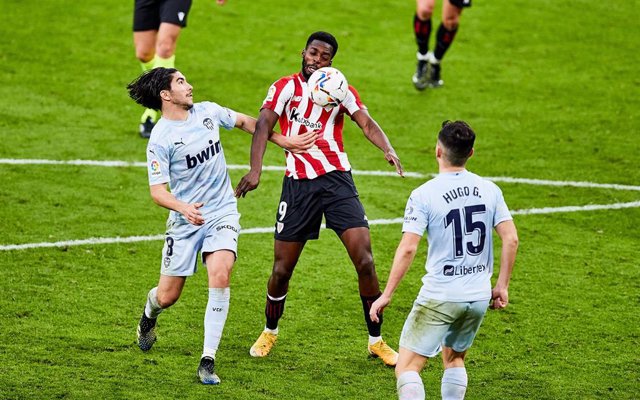 Archivo - Inaki Williams pugna por un balón con Carlos Soler y Hugo Guillamón en el Athletic Club-Valencia de LaLiga Santander 2020-2021