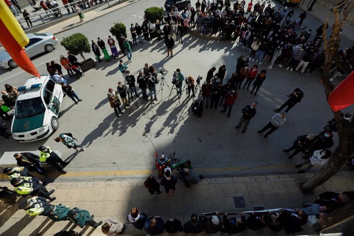 Más de un centenar de personas se concentran en Totana (Murcia) en repulsa por el asesinato de una menor de 17 años