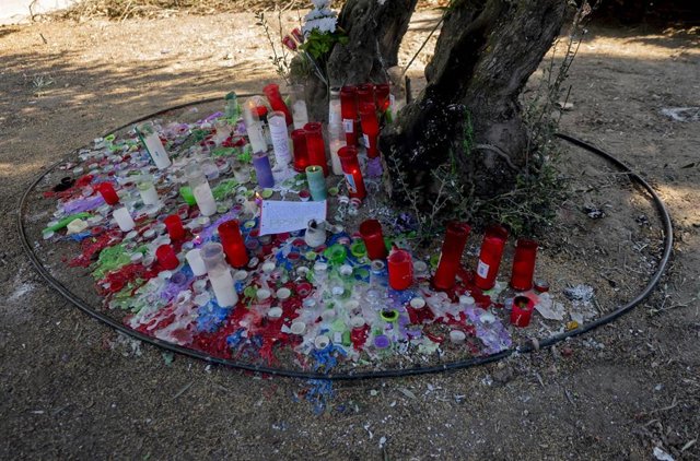 Velas situadas en el Bulevar de la Naturleza en Vallecas, en recuerdo a  Jaime Guerrero, de 15 años de edad, al que asesinaron este fin de semana en la calle Atocha de Madrid, a 9 de febrero de 2022, en Vallecas, Madrid (España).