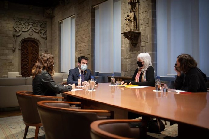 La consellera de Presidencia, Laura Vilagr; el president de la Generalitat, Pere Aragons; la líder de la CUP en el Parlament, Dolors Sabater y la portavoz de la CUP en el Parlament, Eullia Reguant, durante su reunión en el Palau de la Generalitat