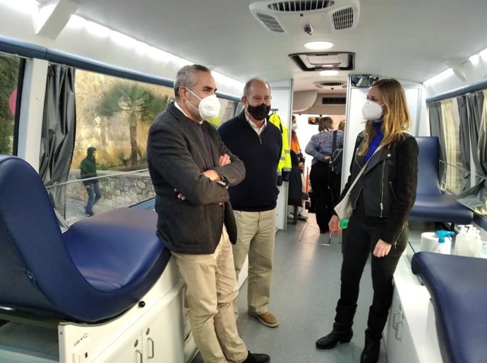 El director general del IBSalut, Juli Fuster, en la visita a Inca.