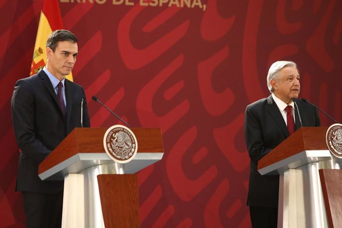 Archivo - El presidente del Gobierno, Pedro Sánchez, y el presidente de México, Manuel López Obrador ofrecen una rueda de prensa en México.  
