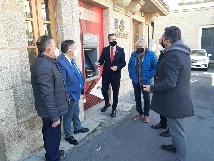 El delegado del Gobierno, José Miñones, visita en cenlle uno de los cajeros colaborados por Correos