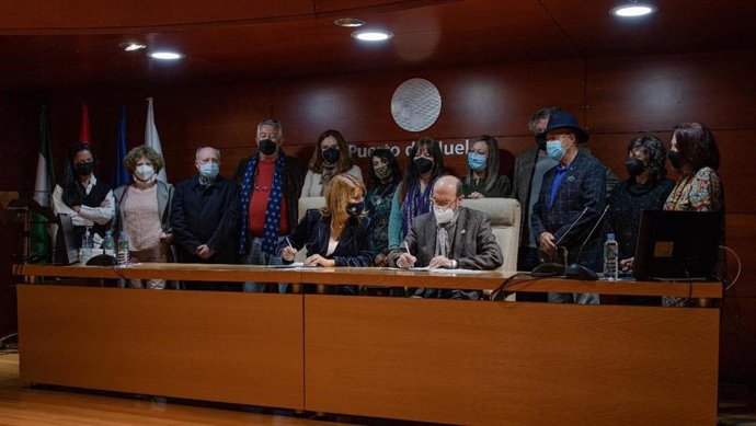 El Puerto de Huelva y Platafoma Poetas de Huelva por la Paz han sucrito un convenio para la edición de una antología de poetisas.