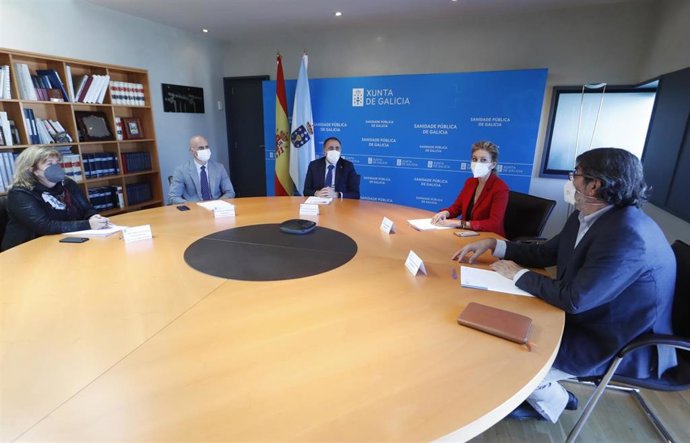 El conselleiro de Sanidade, Julio García Comesaña, se reúne con Teresa Viejo e Inocencio Gutiérrez, representantes de la Fundación A Víctimas de Tráfico