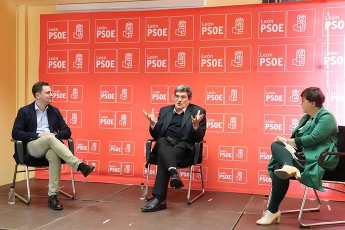 El ministro de Inclusión, Seguridad Social y Migraciones, José Luis Escrivá, participa en un acto en el Centro de Mayores de Trobajo del Camino junto al secretario general del PSOE de León, Javier Alfonso Cendón, y la alcaldesa de San Andrés del Rabaned