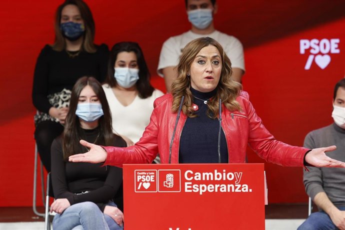 La socialista y delegada del Gobierno,, Virginia Barcones Sanz, interviene en un acto público de la campaña electoral de Castilla y León, en el Palacio de la Audiencia.