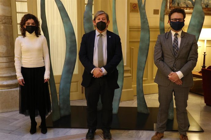 La consellera de Hacienda, Rosario Sánchez; el presidente del Parlament, Vicen Thomas, y el director de la Representación de la Comisión Europea en Cataluña y Baleares, Manuel Szapiro, en la Cámara balear.