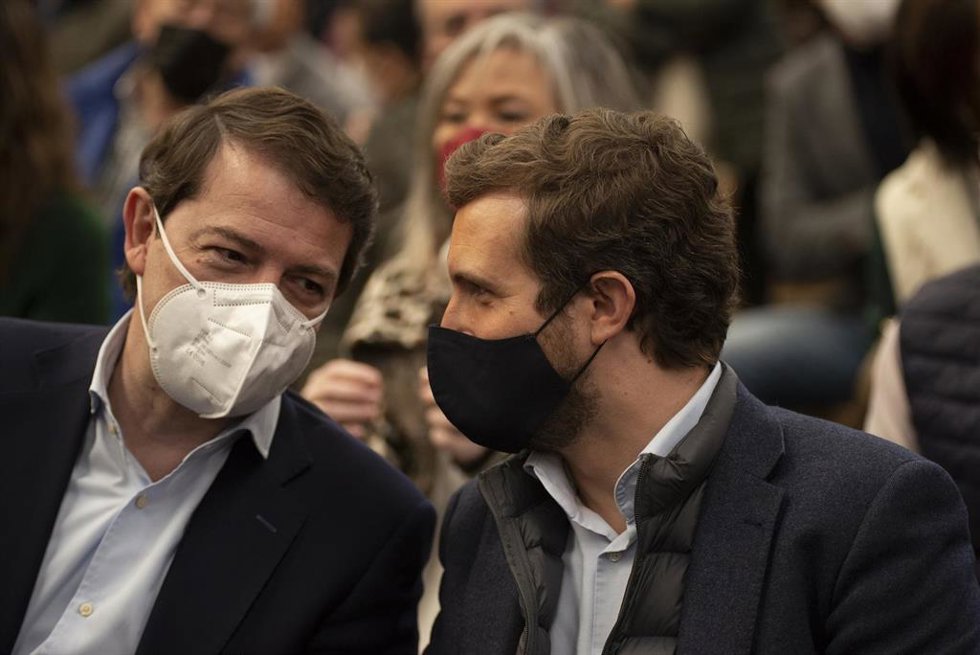 El líder del PP, Pablo Casado, acompaña al presidente de la Junta de Castilla y León y candidato del PP a la reelección, Alfonso Fernández Mañueco.