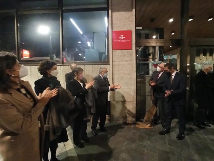 Ros y De Basterrechea descubren la placa del Instituto Cervantes en la fachada de la Embajada de España en Andorra, acompañados de representantes de las instituciones andorranas
